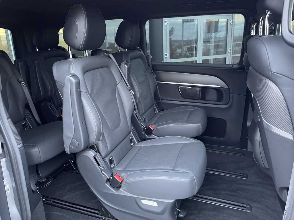 Minibus, Passenger van Mercedes-Benz V 300 d EXCLUSIVE ED AMG Panorama AHK2,5 DISTRON: picture 7