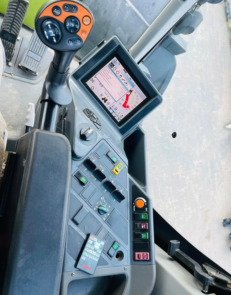 Farm tractor Claas 3800 TRAC VC: picture 11
