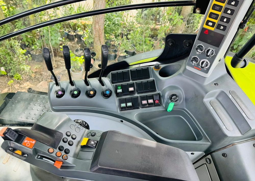 Farm tractor Claas Axion 850: picture 7