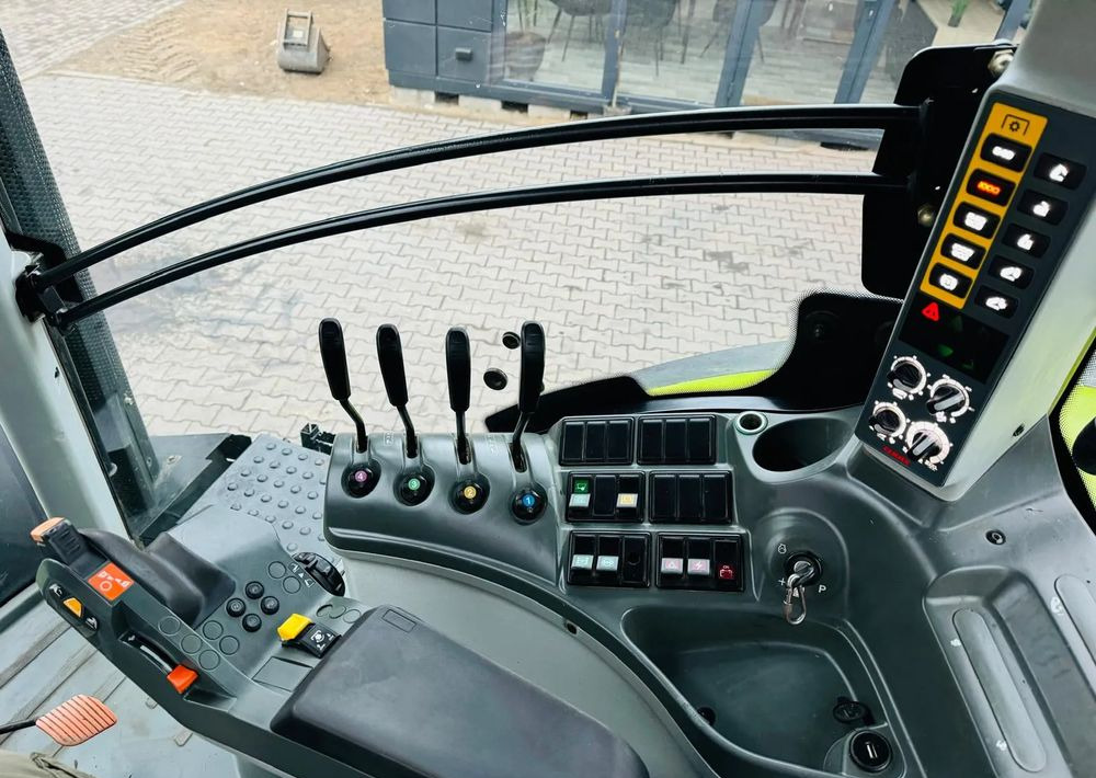 Farm tractor Claas Axion 850: picture 14
