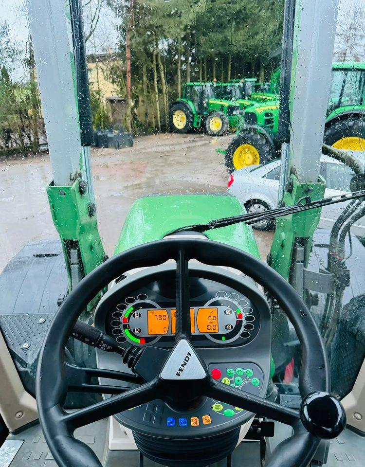 Farm tractor Fendt 724: picture 9