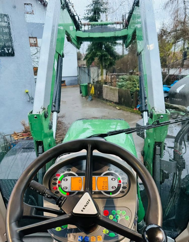 Farm tractor Fendt 724: picture 11