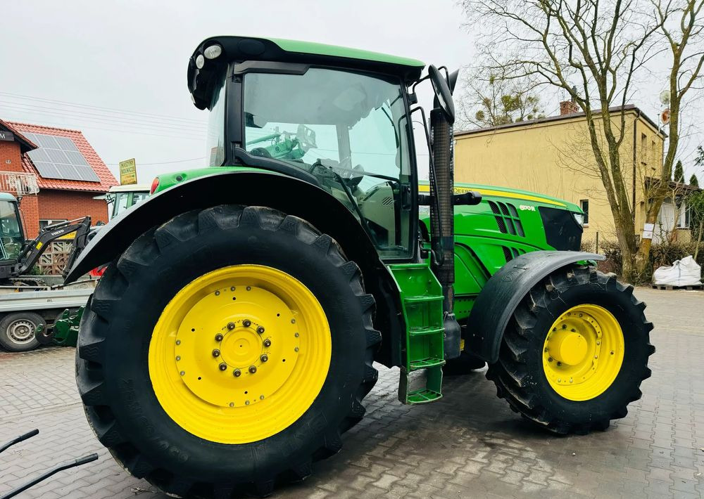 John Deere 6170R - Farm tractor: picture 3 John Deere 6170R - Farm tractor: picture 3