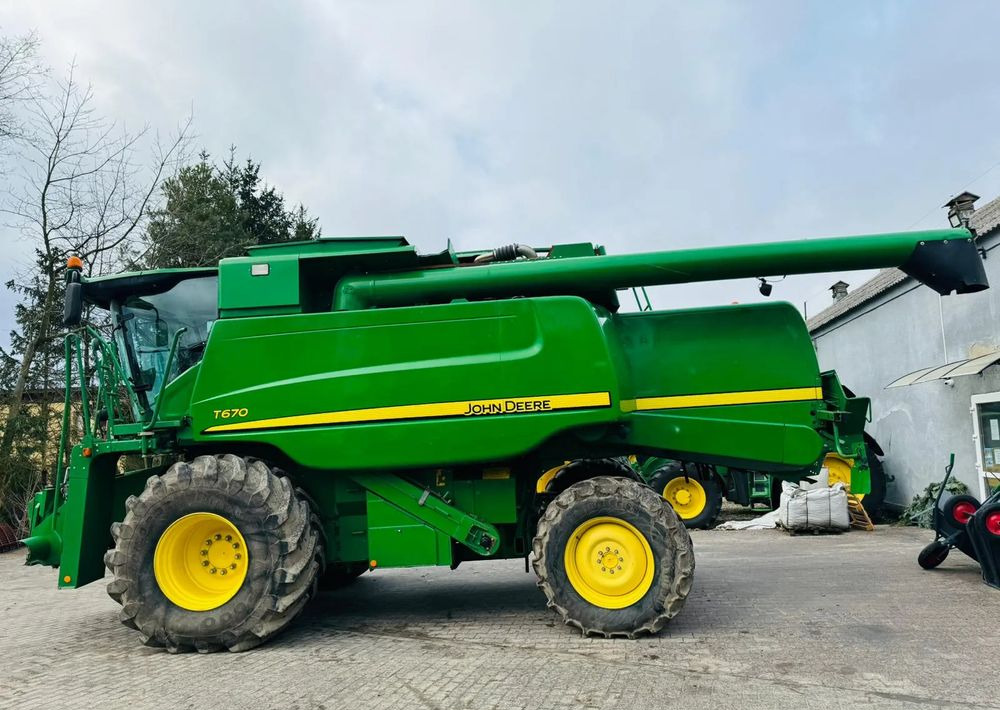 John Deere T670 - Combine harvester: picture 1 John Deere T670 - Combine harvester: picture 1