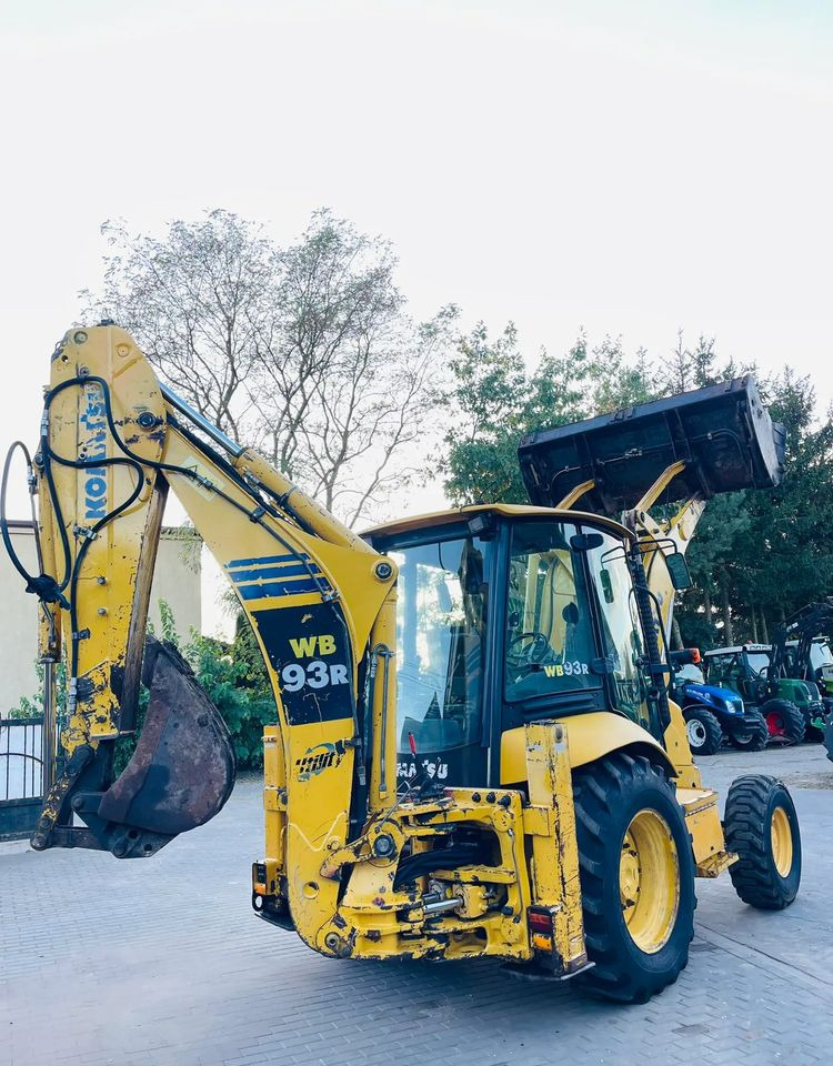 Backhoe loader Komatsu WB93R: picture 7