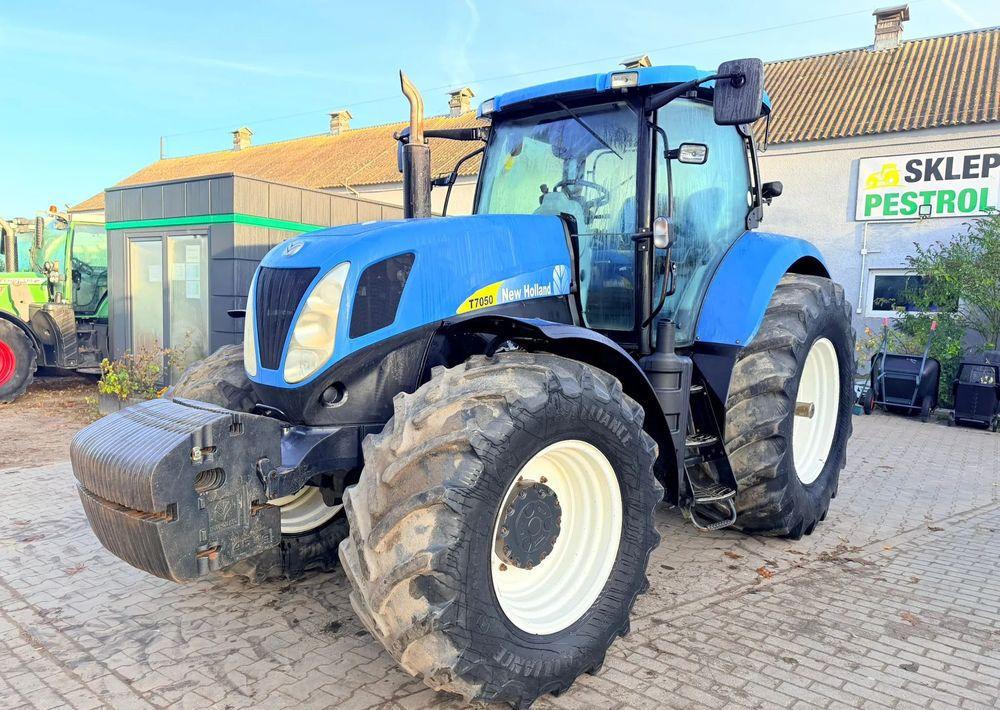 New Holland T7050 - Farm tractor: picture 3 New Holland T7050 - Farm tractor: picture 3