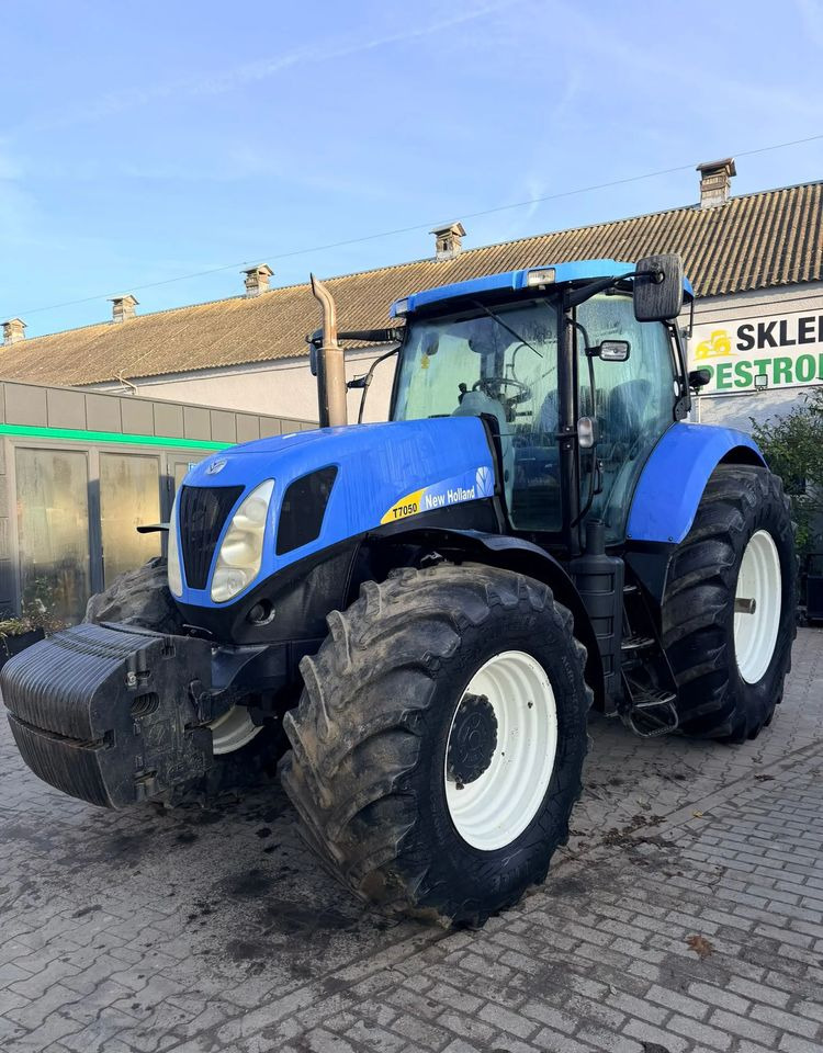 New Holland T7050 - Farm tractor: picture 2 New Holland T7050 - Farm tractor: picture 2