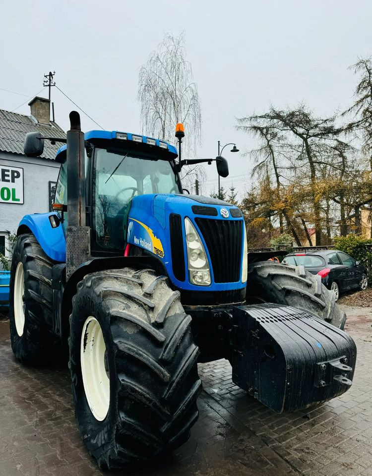 New Holland T8020 - Farm tractor: picture 2 New Holland T8020 - Farm tractor: picture 2