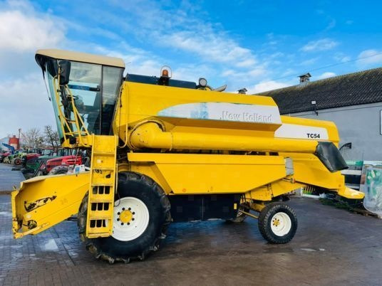 New Holland TC 54 - Combine harvester: picture 1 New Holland TC 54 - Combine harvester: picture 1