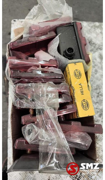 Mercedes-Benz Lot onderdelen Mercedes - Tail light for Truck: picture 1 Mercedes-Benz Lot onderdelen Mercedes - Tail light for Truck: picture 1