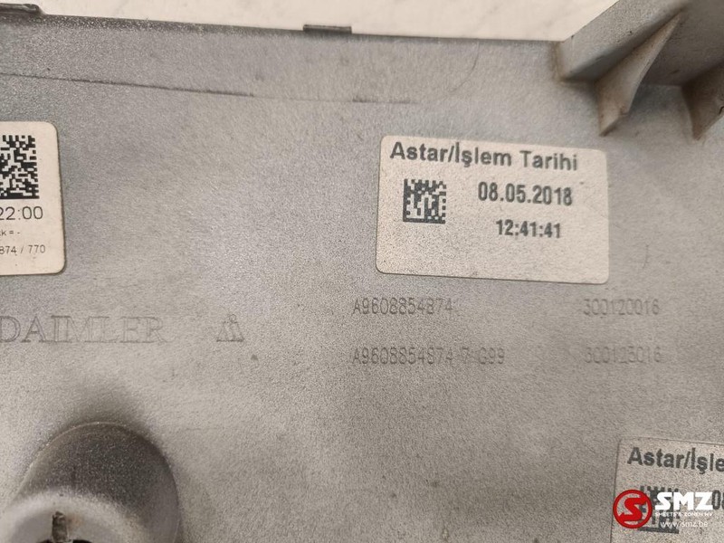 Mercedes-Benz Occ Bumperafdekking rechts Mercedes Actros MP4 - Bumper for Truck: picture 2 Mercedes-Benz Occ Bumperafdekking rechts Mercedes Actros MP4 - Bumper for Truck: picture 2