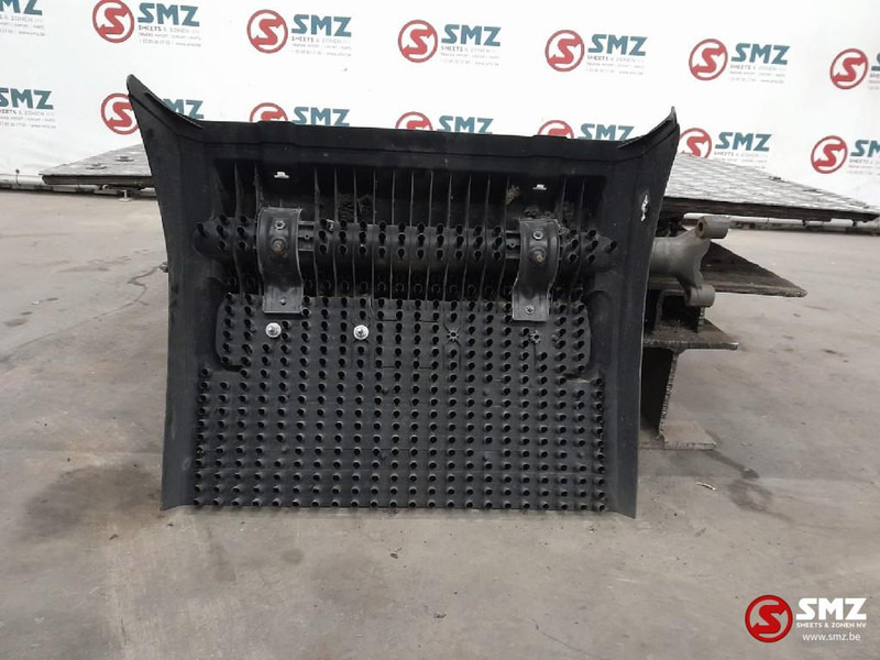 Mercedes-Benz Occ spatbord achteraan rechts + spatbordhouder Mer - Body and exterior for Truck: picture 2 Mercedes-Benz Occ spatbord achteraan rechts + spatbordhouder Mer - Body and exterior for Truck: picture 2