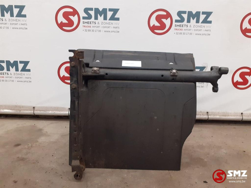 Mercedes-Benz Occ spatbord met steun side skirt rechts achter - Body and exterior for Truck: picture 1 Mercedes-Benz Occ spatbord met steun side skirt rechts achter - Body and exterior for Truck: picture 1