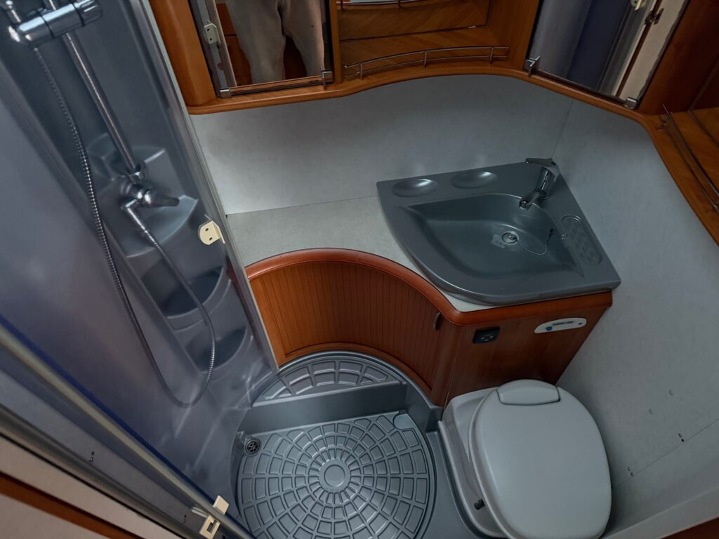 Caravan Hobby Excellent 460 LU 2008: picture 10 Caravan Hobby Excellent 460 LU 2008: picture 10