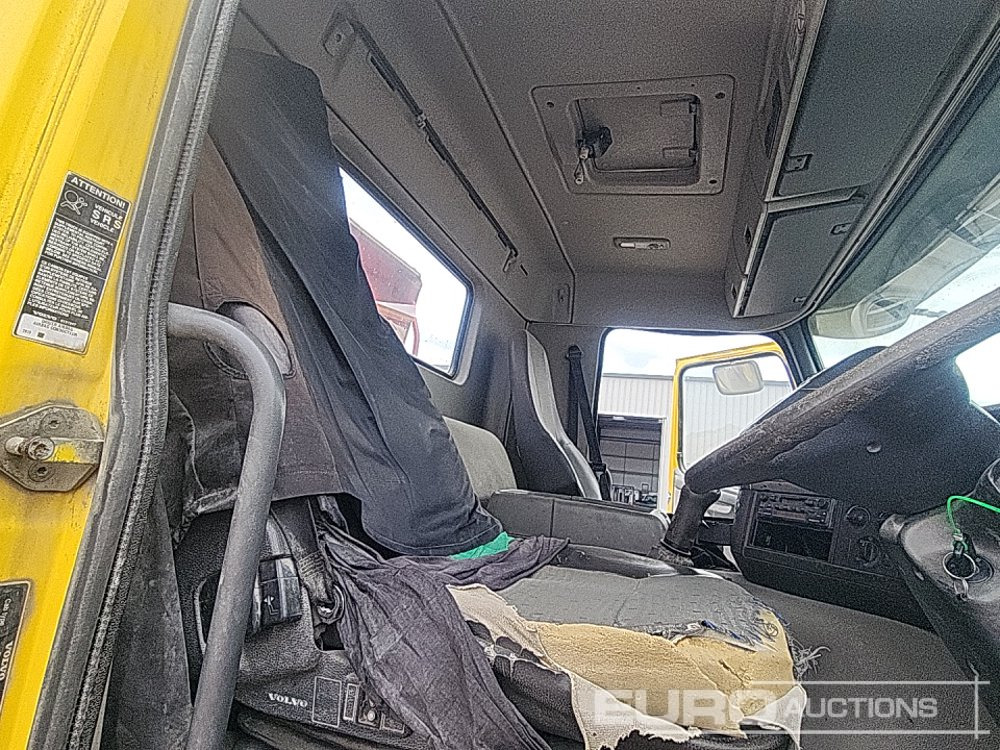Tipper 2004 Volvo 8x4 Tipper, Manual Gearbox, Looby Body: picture 27