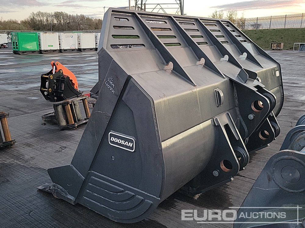 2015 Doosan 132" Loading Bucket to suit Wheeled Loader - Bucket: picture 3 2015 Doosan 132" Loading Bucket to suit Wheeled Loader - Bucket: picture 3