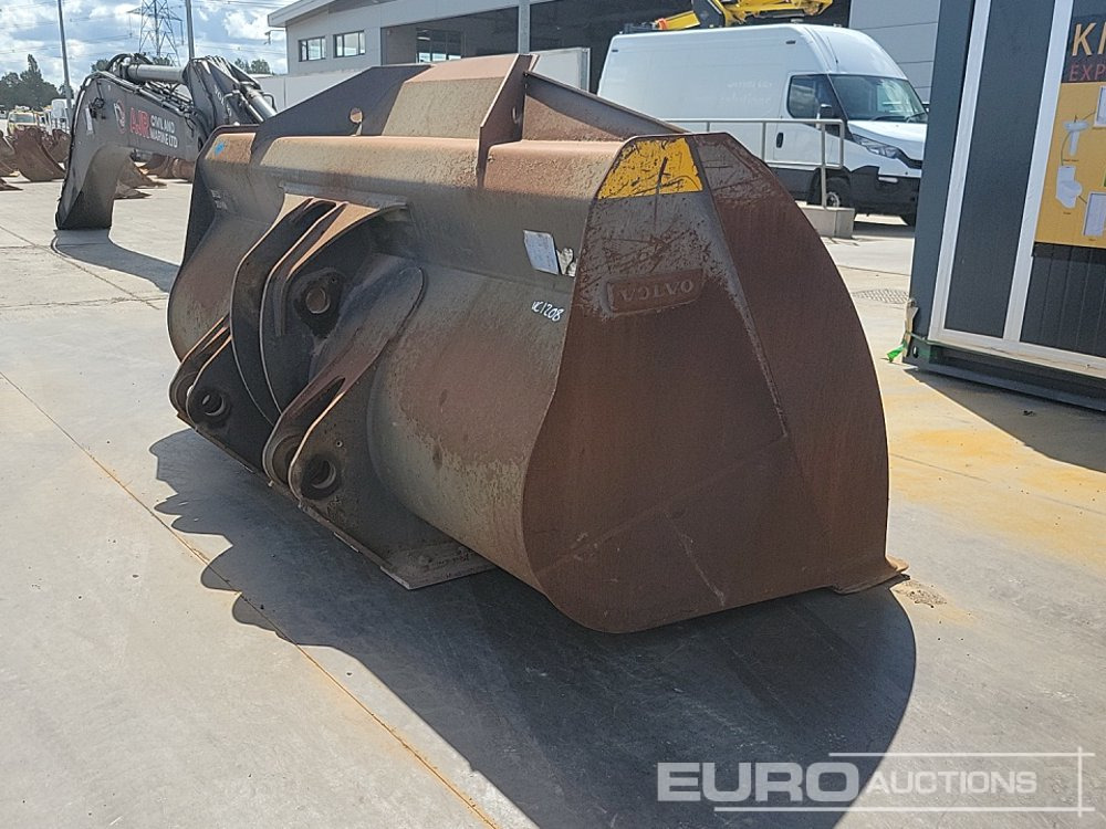 2019 Volvo 126" Loading Bucket to suit Wheeled Loader - Bucket: picture 5 2019 Volvo 126" Loading Bucket to suit Wheeled Loader - Bucket: picture 5