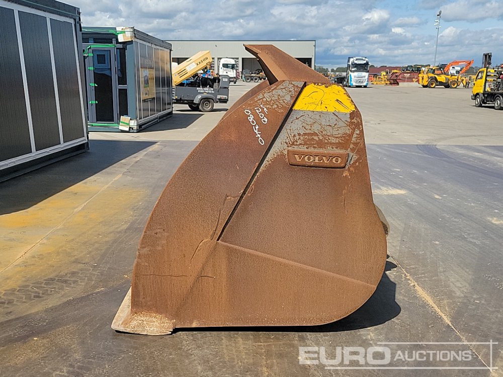 2019 Volvo 126" Loading Bucket to suit Wheeled Loader - Bucket: picture 2 2019 Volvo 126" Loading Bucket to suit Wheeled Loader - Bucket: picture 2