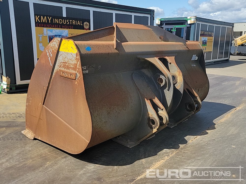 2019 Volvo 126" Loading Bucket to suit Wheeled Loader - Bucket: picture 3 2019 Volvo 126" Loading Bucket to suit Wheeled Loader - Bucket: picture 3