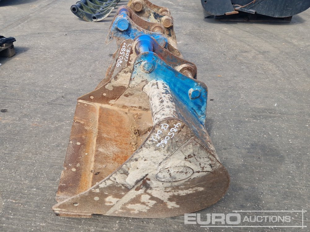 34", 24", 12" Digging Bucket 45mm Pin to suit 4-6 Ton Excavator - Bucket: picture 2 34", 24", 12" Digging Bucket 45mm Pin to suit 4-6 Ton Excavator - Bucket: picture 2