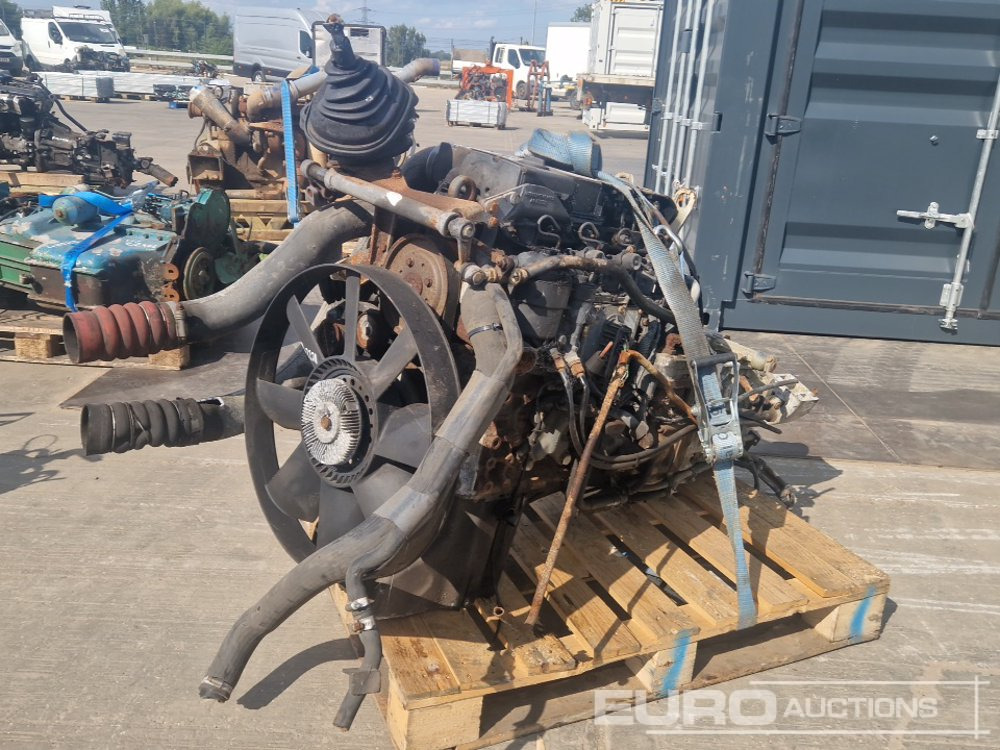 4 Cylinder Engine, Gearbox - Engine: picture 1 4 Cylinder Engine, Gearbox - Engine: picture 1