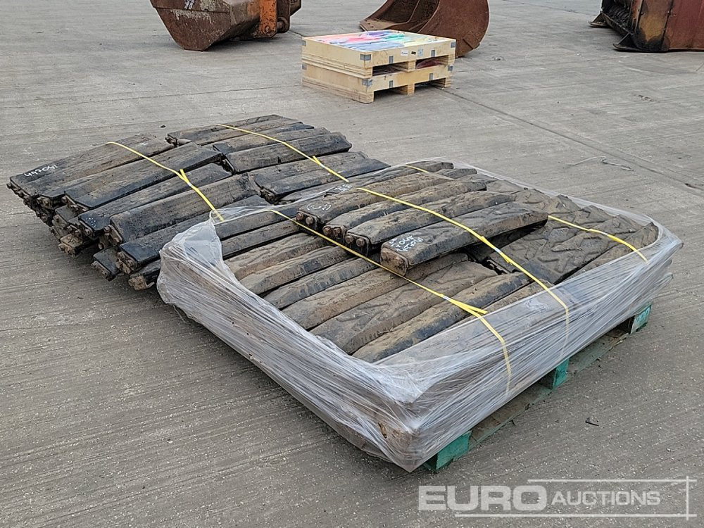 700mm Rubber Block Pads (2 Pallets of) - Track for Construction machinery: picture 2 700mm Rubber Block Pads (2 Pallets of) - Track for Construction machinery: picture 2