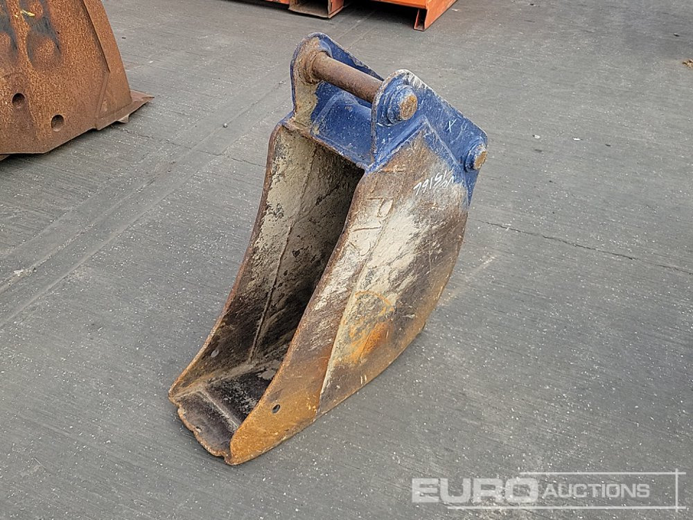 9" Digging Bucket 45mm Pin to suit 4-6 Ton Excavator - Bucket: picture 1 9" Digging Bucket 45mm Pin to suit 4-6 Ton Excavator - Bucket: picture 1