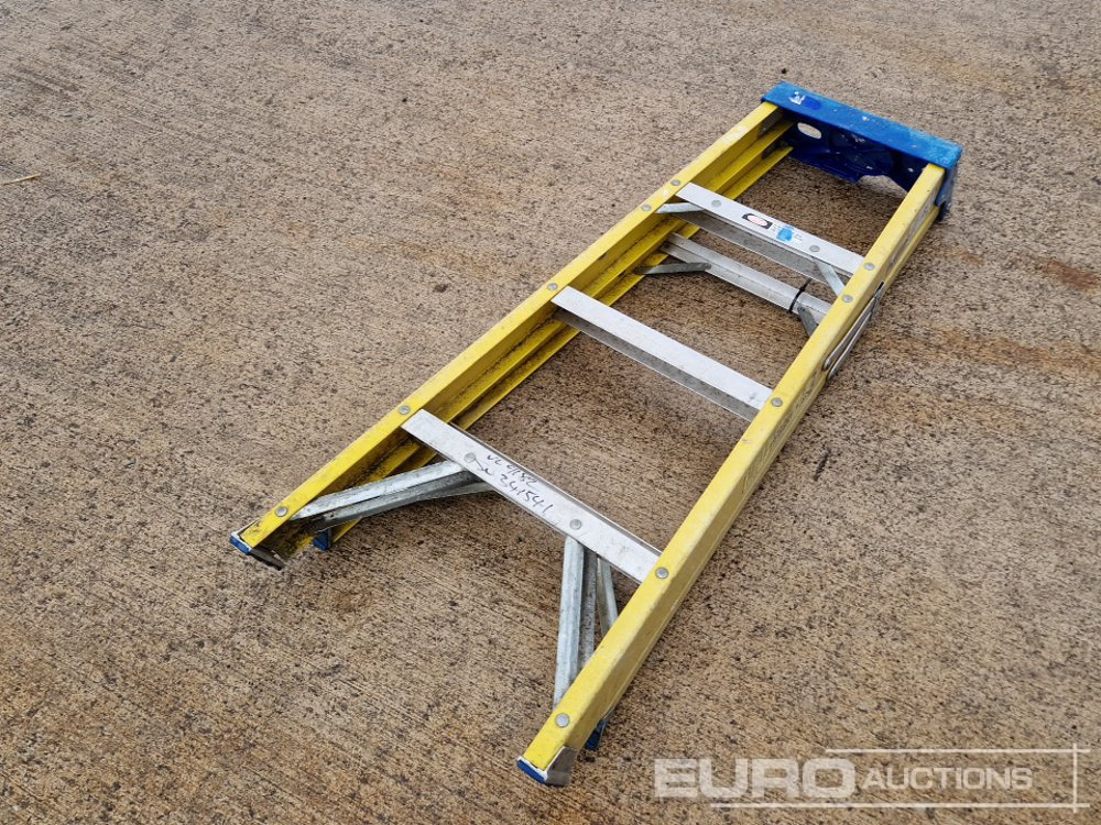 Clow 4 Tread Fibreglass Step Ladder - Construction equipment: picture 1 Clow 4 Tread Fibreglass Step Ladder - Construction equipment: picture 1