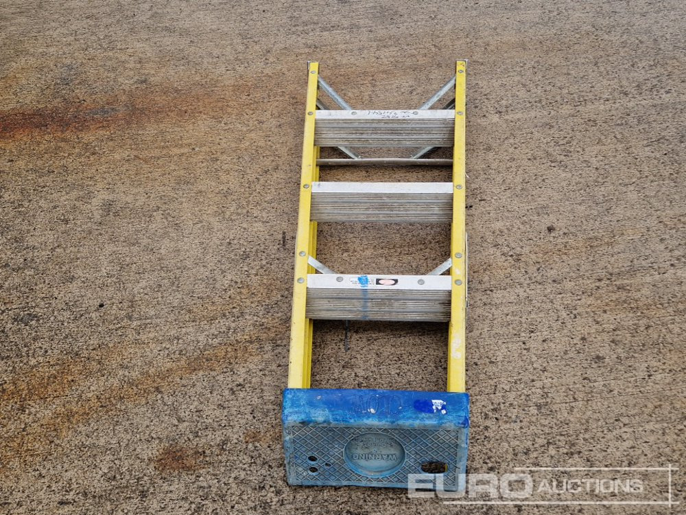 Clow 4 Tread Fibreglass Step Ladder - Construction equipment: picture 4 Clow 4 Tread Fibreglass Step Ladder - Construction equipment: picture 4