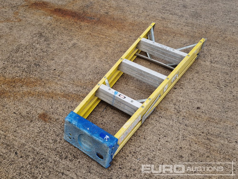 Clow 4 Tread Fibreglass Step Ladder - Construction equipment: picture 5 Clow 4 Tread Fibreglass Step Ladder - Construction equipment: picture 5