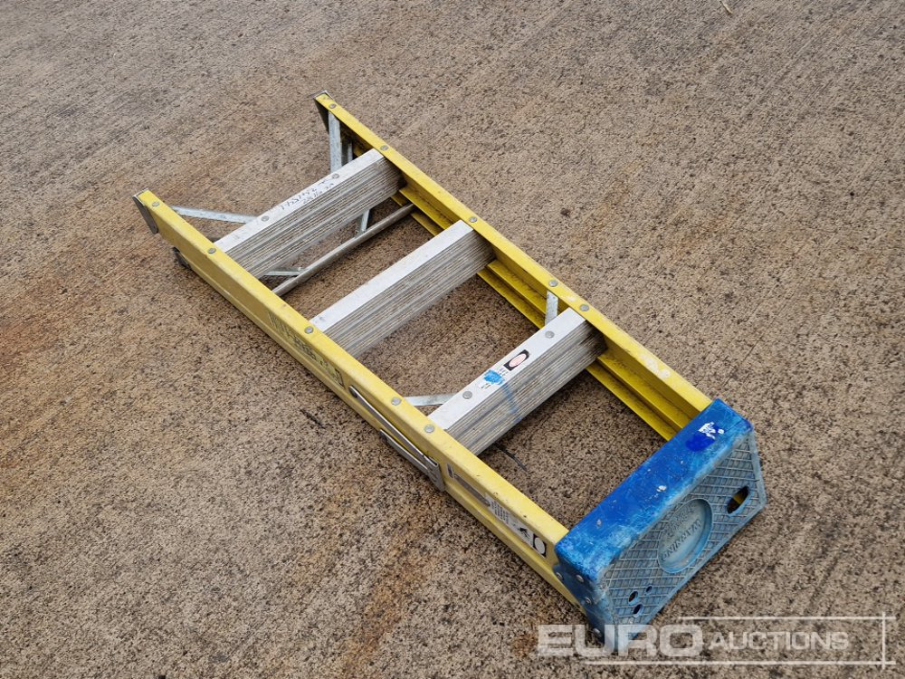 Clow 4 Tread Fibreglass Step Ladder - Construction equipment: picture 3 Clow 4 Tread Fibreglass Step Ladder - Construction equipment: picture 3