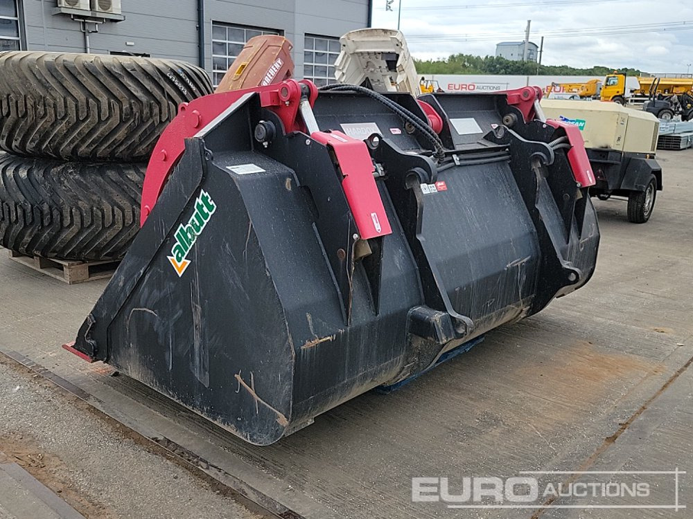 Lalbutt 104" Hydraulic Muck Grab to suit Telehandler - Bucket: picture 3 Lalbutt 104" Hydraulic Muck Grab to suit Telehandler - Bucket: picture 3