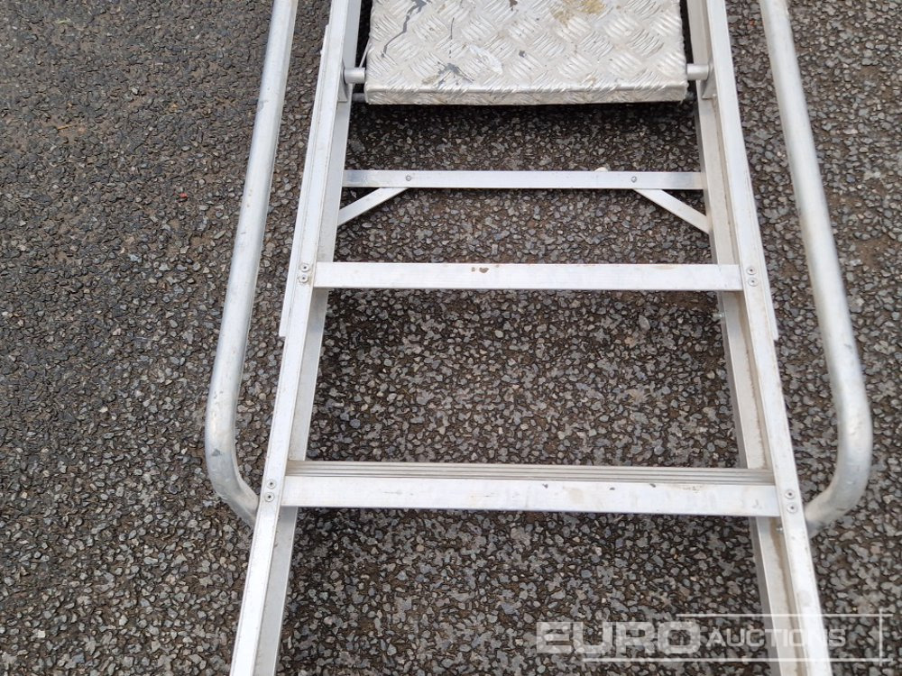 Construction equipment Lyte 4 Tread Aluminium Podium Step Ladder: picture 11