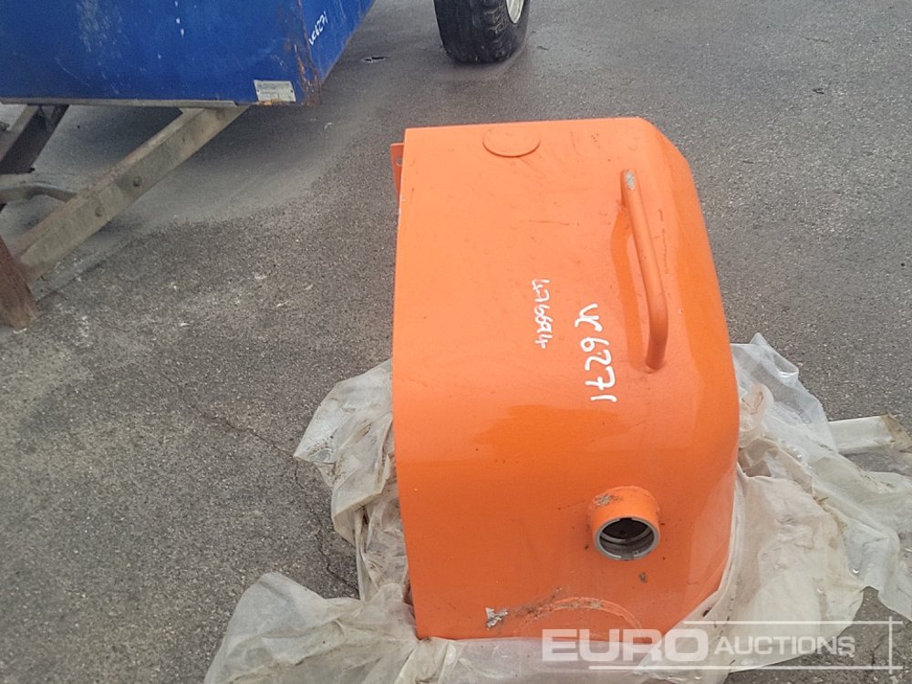 Fuel Tank to suit Excavator - Spare parts: picture 4 Fuel Tank to suit Excavator - Spare parts: picture 4
