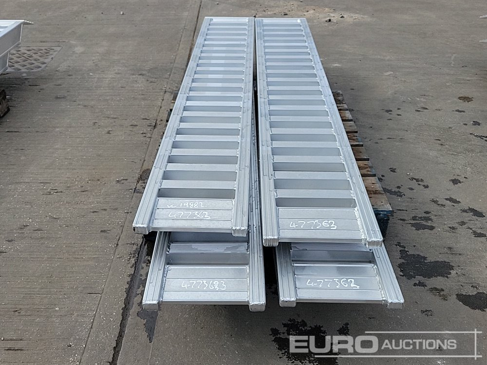 Unused Aluminium Low Loader Ramps (4 of) - Construction equipment: picture 4 Unused Aluminium Low Loader Ramps (4 of) - Construction equipment: picture 4