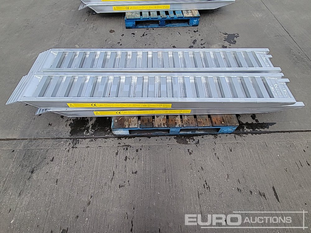 Unused Aluminium Low Loader Ramps (4 of) - Construction equipment: picture 2 Unused Aluminium Low Loader Ramps (4 of) - Construction equipment: picture 2