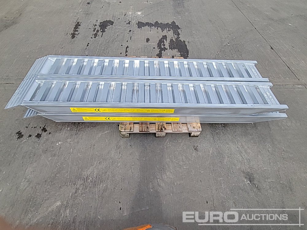 Unused Aluminium Low Loader Ramps (4 of) - Construction equipment: picture 2 Unused Aluminium Low Loader Ramps (4 of) - Construction equipment: picture 2