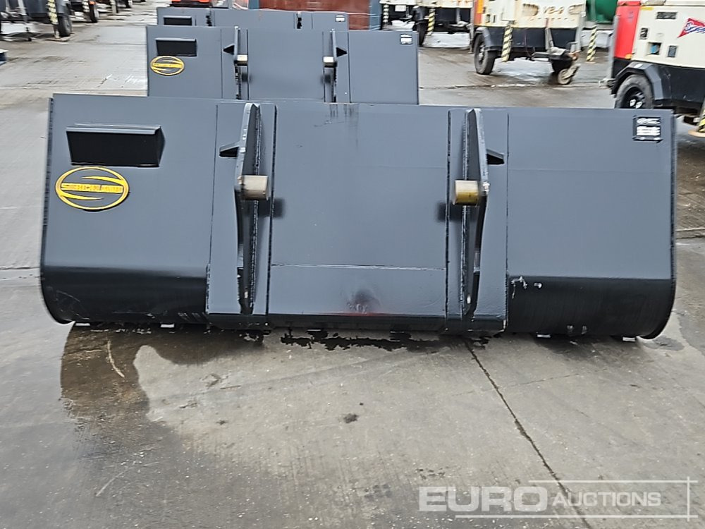 Unused Strickland 90" Loading Bucket to suit Manitou Telehandler - Bucket: picture 4 Unused Strickland 90" Loading Bucket to suit Manitou Telehandler - Bucket: picture 4
