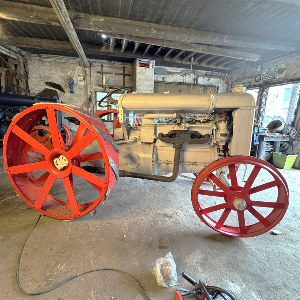 Fordson F - Farm tractor: picture 1 Fordson F - Farm tractor: picture 1