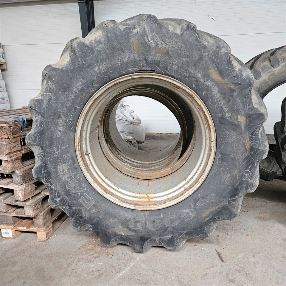 Goodyear Super Traction Radial DT820 - Farm tractor: picture 1 Goodyear Super Traction Radial DT820 - Farm tractor: picture 1