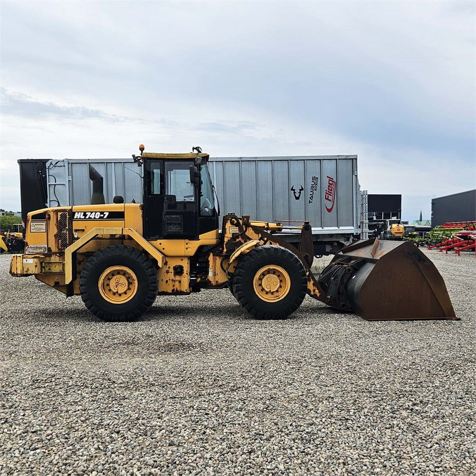 Hyundai HL740-7 - Wheel loader: picture 2 Hyundai HL740-7 - Wheel loader: picture 2