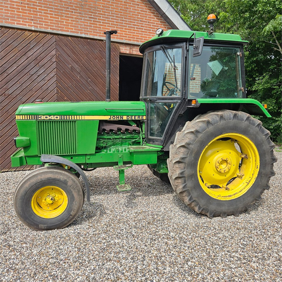 John Deere 3040 - Farm tractor: picture 2 John Deere 3040 - Farm tractor: picture 2