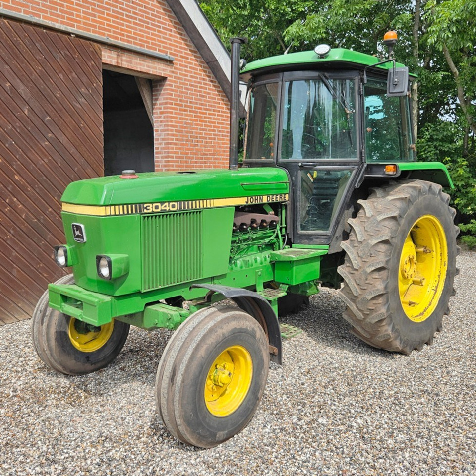 John Deere 3040 - Farm tractor: picture 1 John Deere 3040 - Farm tractor: picture 1