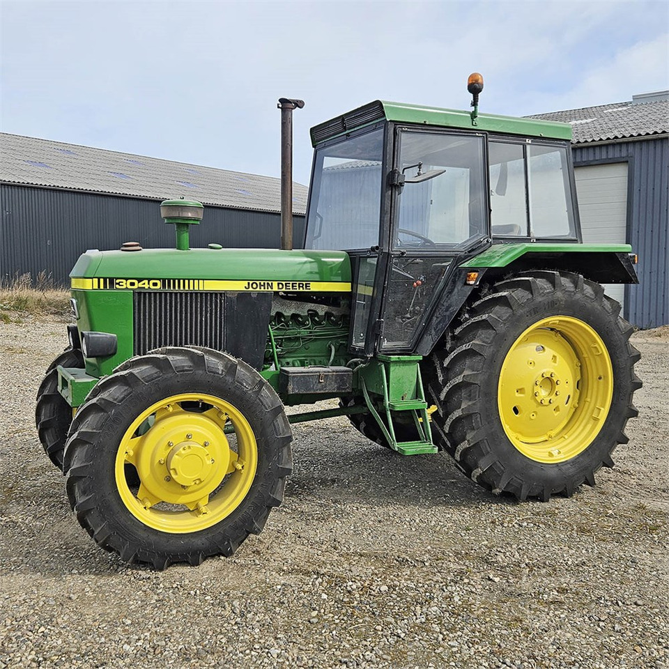 John Deere 3040 - Farm tractor: picture 1 John Deere 3040 - Farm tractor: picture 1