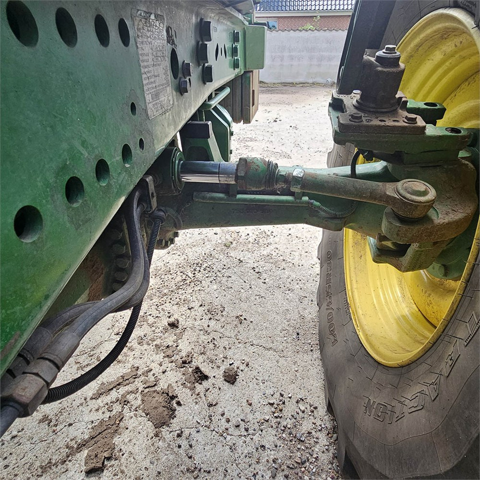 Farm tractor John Deere 6210 R: picture 29