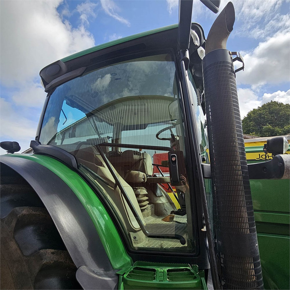 Farm tractor John Deere 6210 R: picture 20