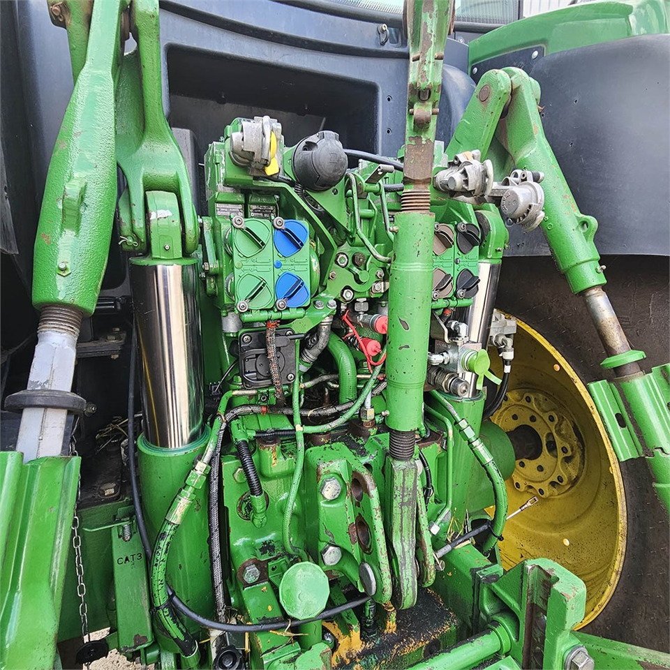 Farm tractor John Deere 6210 R: picture 25