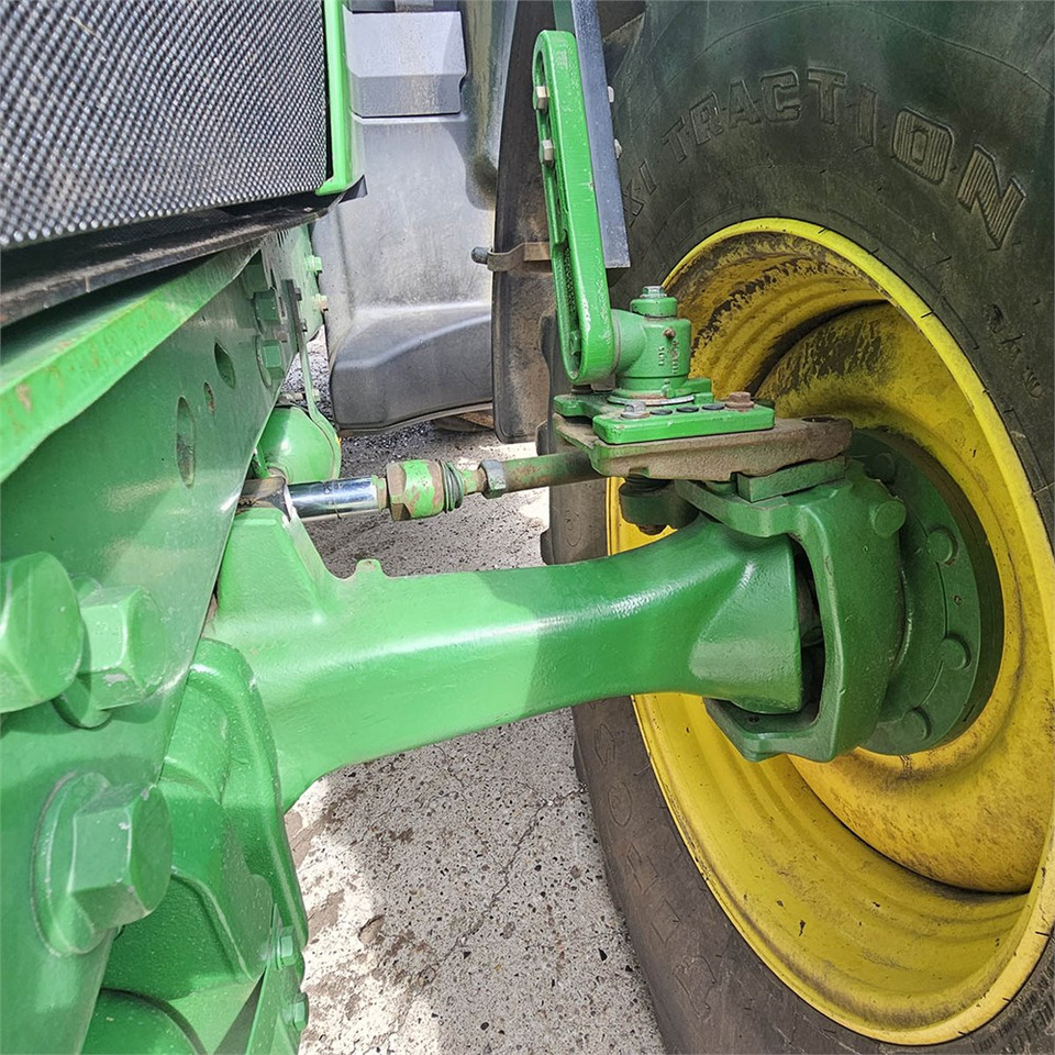 Farm tractor John Deere 6210 R: picture 26