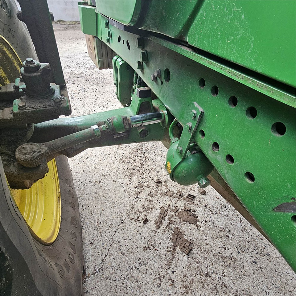 Farm tractor John Deere 6210 R: picture 28