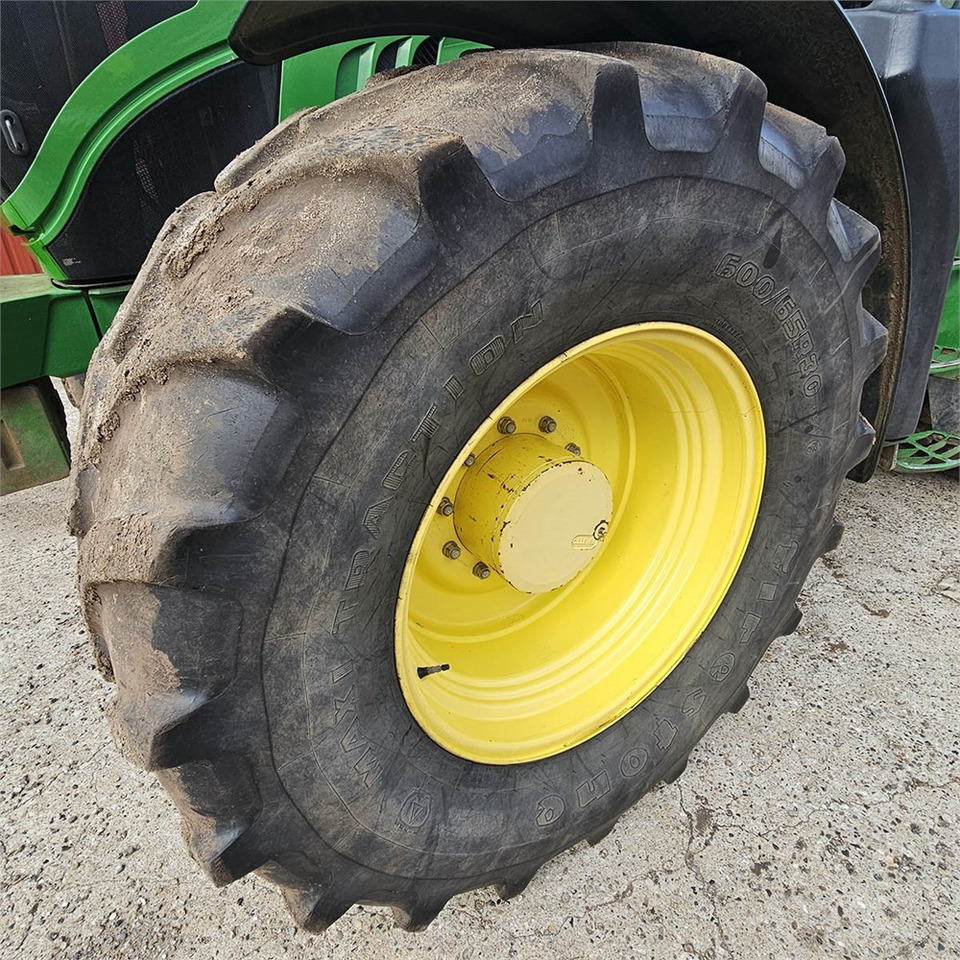 Farm tractor John Deere 6210 R: picture 32